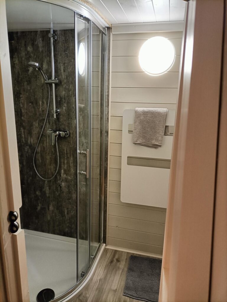 apple pod shower room